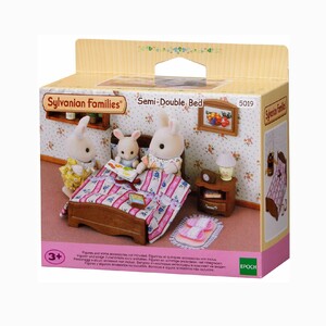 Игры и игрушки: Игровой набор Двуспальная кровать и прикроватная тумбочка 5019, Sylvanian Families