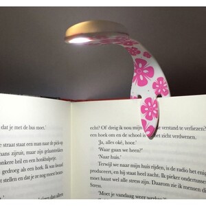 Flexilight Pink Flowers Фонарик для книг