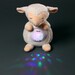 Мягкая игрушка с проектором «Овца Скарлет» (60 мелодий), BabyOno дополнительное фото 1.
