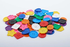 Игры и игрушки: Разноцветные пуговицы для шнуровки и мелкой моторики