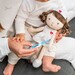 М'яка лялька «Медсестра Грейс», 32 см, BabyOno дополнительное фото 8.