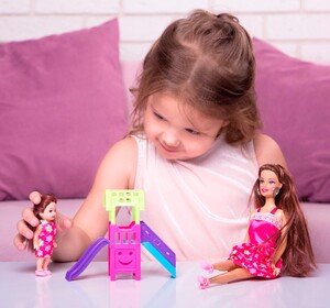 Ігри та іграшки: Лялька Ася і маленька лялька на гірці ТМ Ася серія Дитячий майданчик