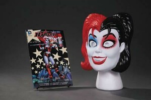 Комікси і супергерої: Harley Quinn Book and Mask Set [DC Comics]