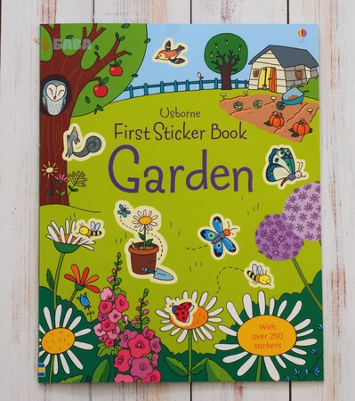 Животные, растения, природа: First sticker book Garden [Usborne]