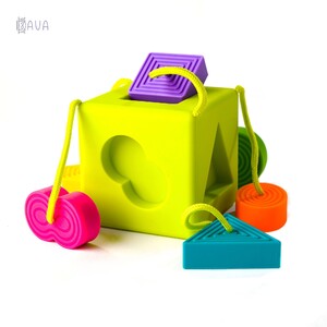 Кубики, пірамідки і сортери: Сортер-прорізувач тактильний, Fat Brain Toys OombeeCube