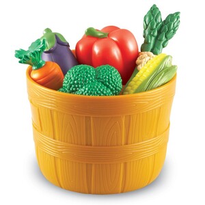 Игрушечная посуда и еда: Детский игровой набор New Sprouts® "Корзинка с овощами" Learning Resources