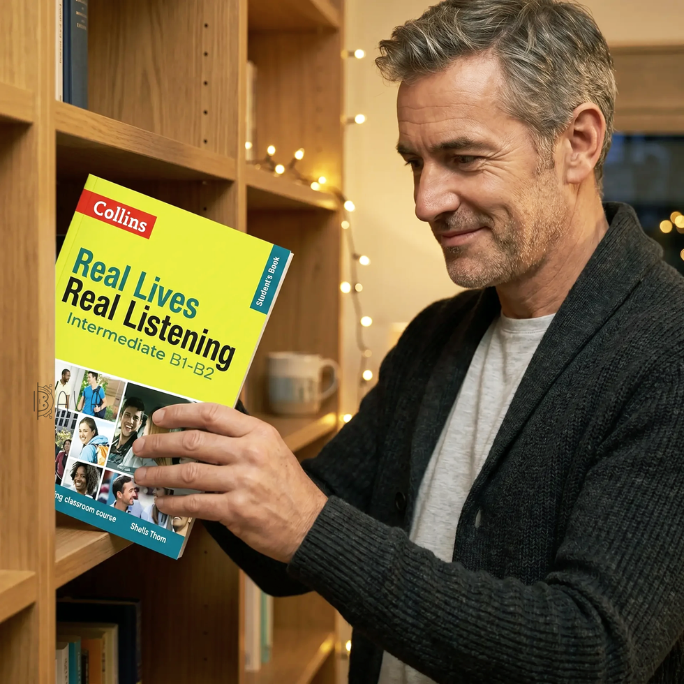 Чоловік обирає на дерев'яній книжковій полиці посібник Real Lives Real Listening для рівнів Intermediate B1&ndash;B2.